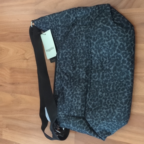Baggallini Black Leopard Crossbody Bag - Picture 4 of 16